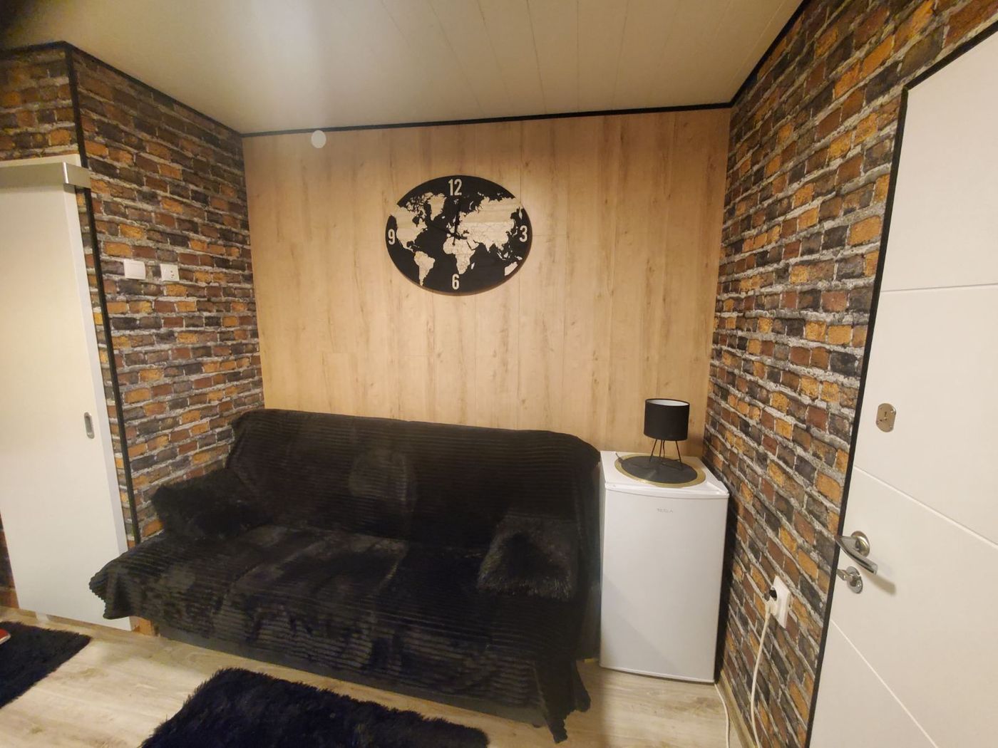 Uknjižena garsonjera  kompletno nameštena   idealno za izdavanje   062 792 583 5