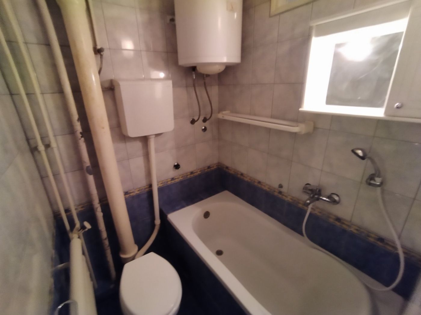 Odmah useljiv  uknjižen dvosoban stan   062 792 583 4