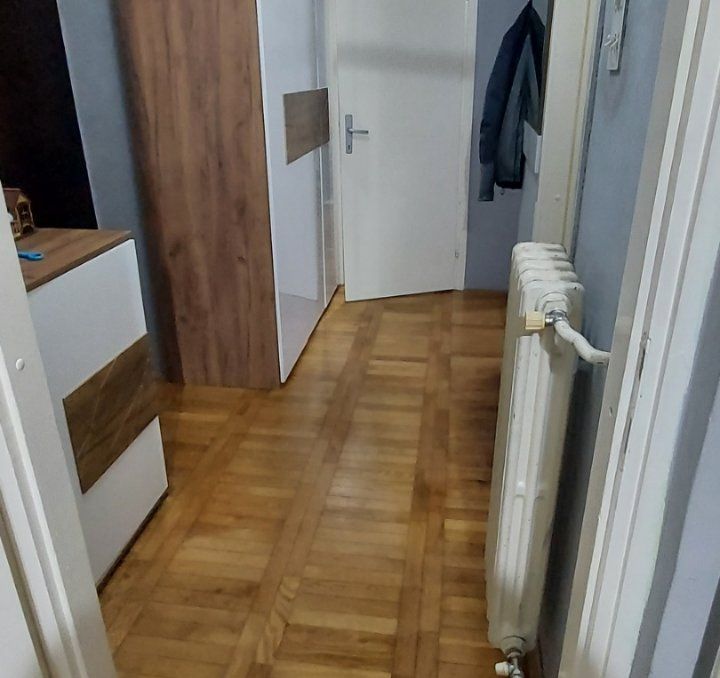 Fasadna cigla   odličan dvosoban stan  iz hodnika u sve prostorije   062 792 583 5