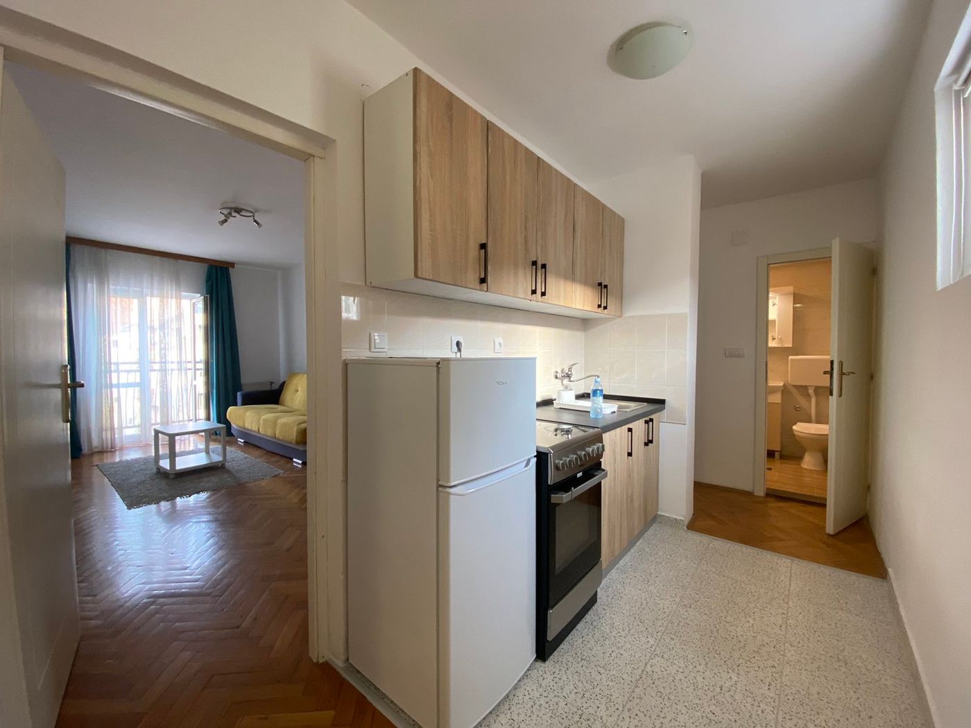 Uknjižen jednoiposoban stan   kompletno namešten   062 792 583 3