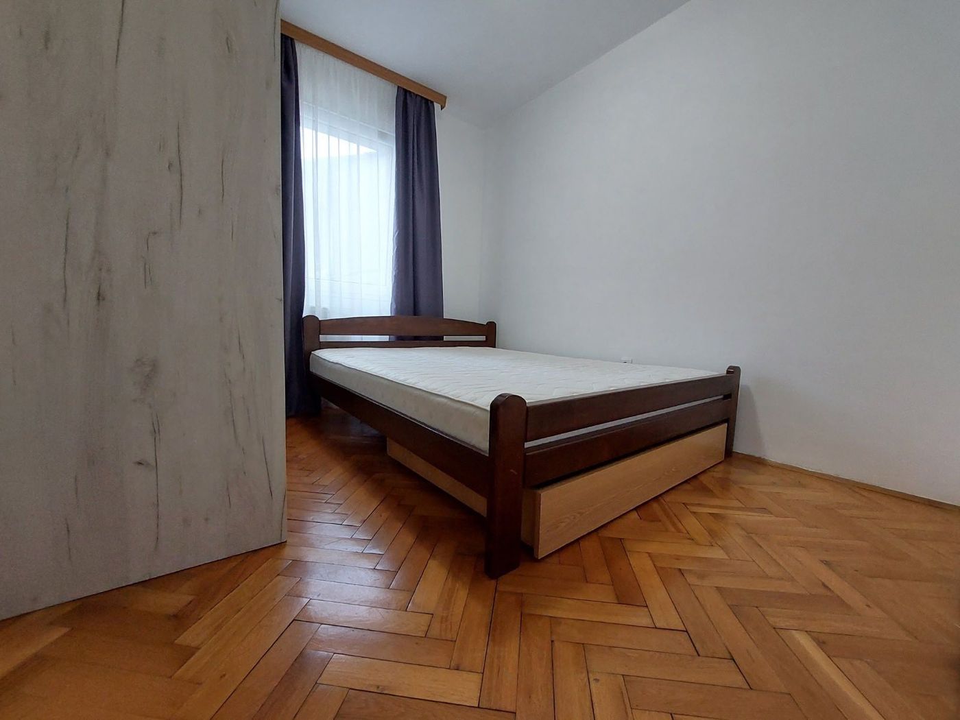 Uknjižen jednoiposoban stan   kompletno namešten   062 792 583 2