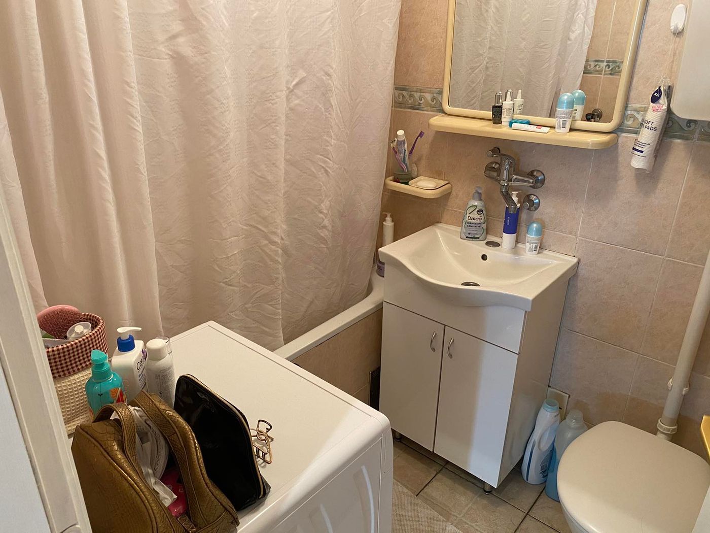 Uknjižen dvosoban stan   kompletno namešten   terasa nije u kvadraturi   062 792 583 4