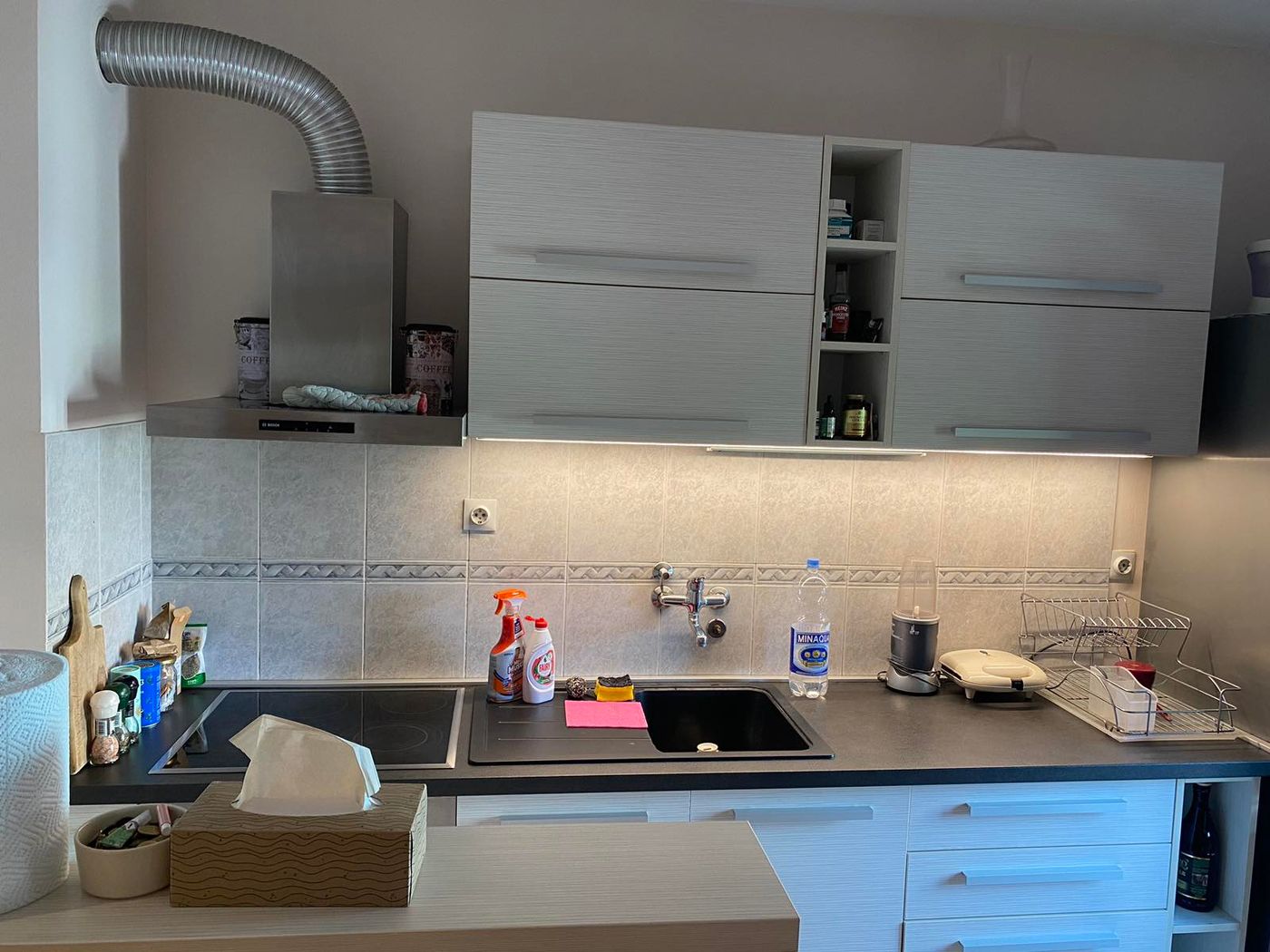 Uknjižen dvosoban stan   kompletno namešten   terasa nije u kvadraturi   062 792 583 3