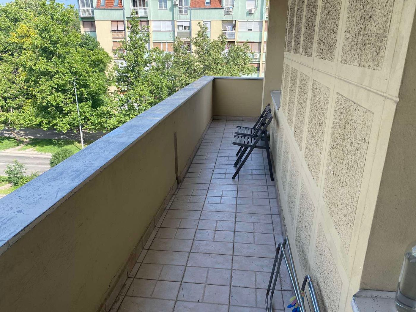 Uknjižen dvosoban stan   kompletno namešten   terasa nije u kvadraturi   062 792 583 5