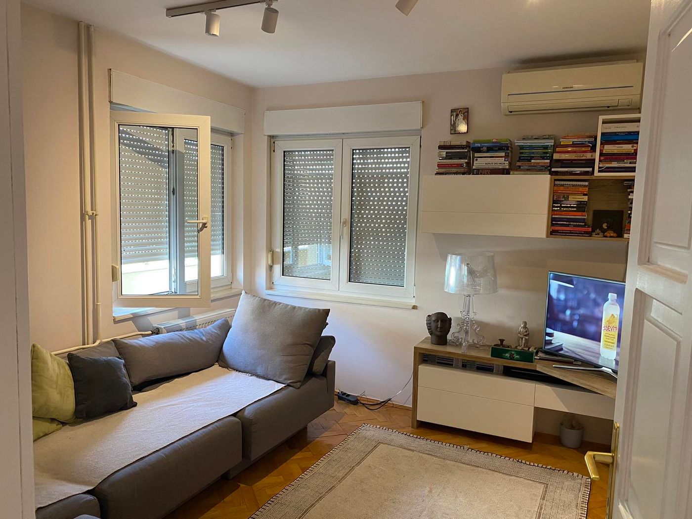 Uknjižen dvosoban stan   kompletno namešten   terasa nije u kvadraturi   062 792 583 1