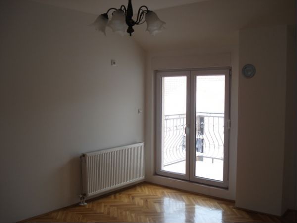 Izdajem odlican porodicni stan na duze vreme Novi Sad Nova Detelinara 3