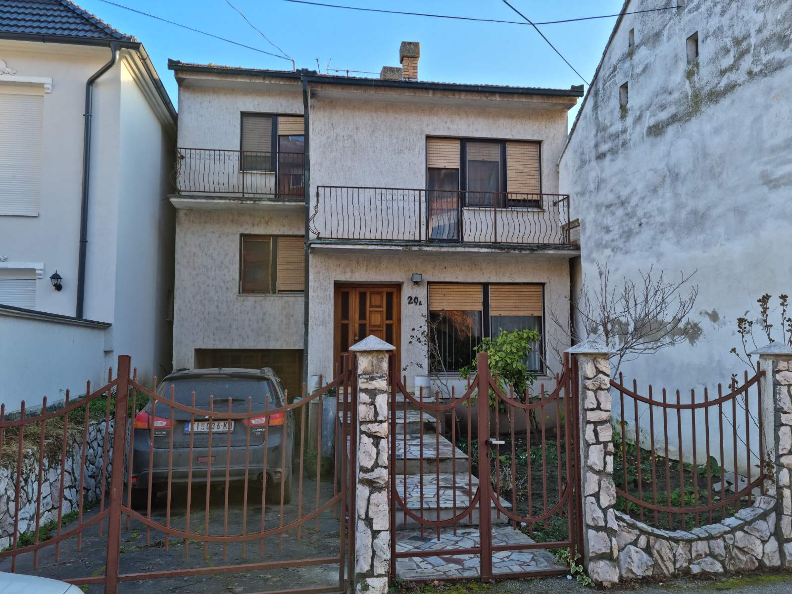 Porodicna kuca sa spratnom kucom u dvoristu 1