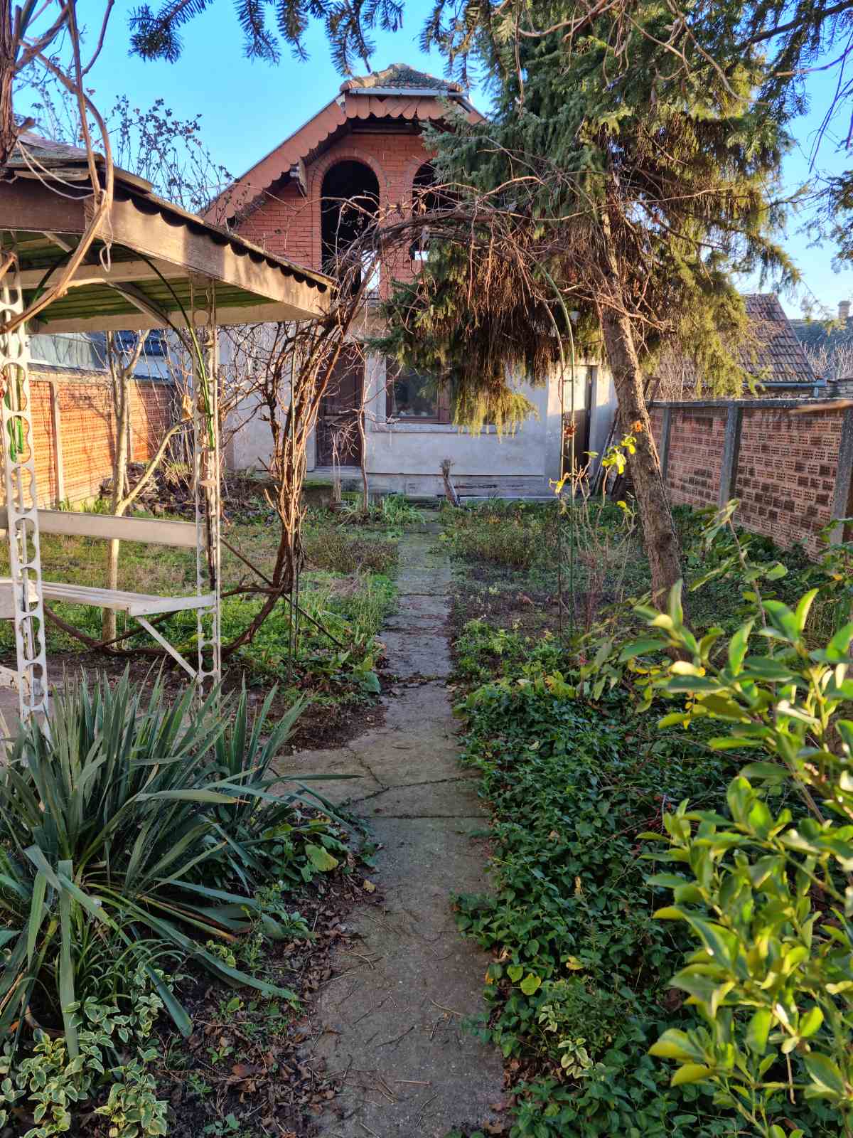 Porodicna kuca sa spratnom kucom u dvoristu 5