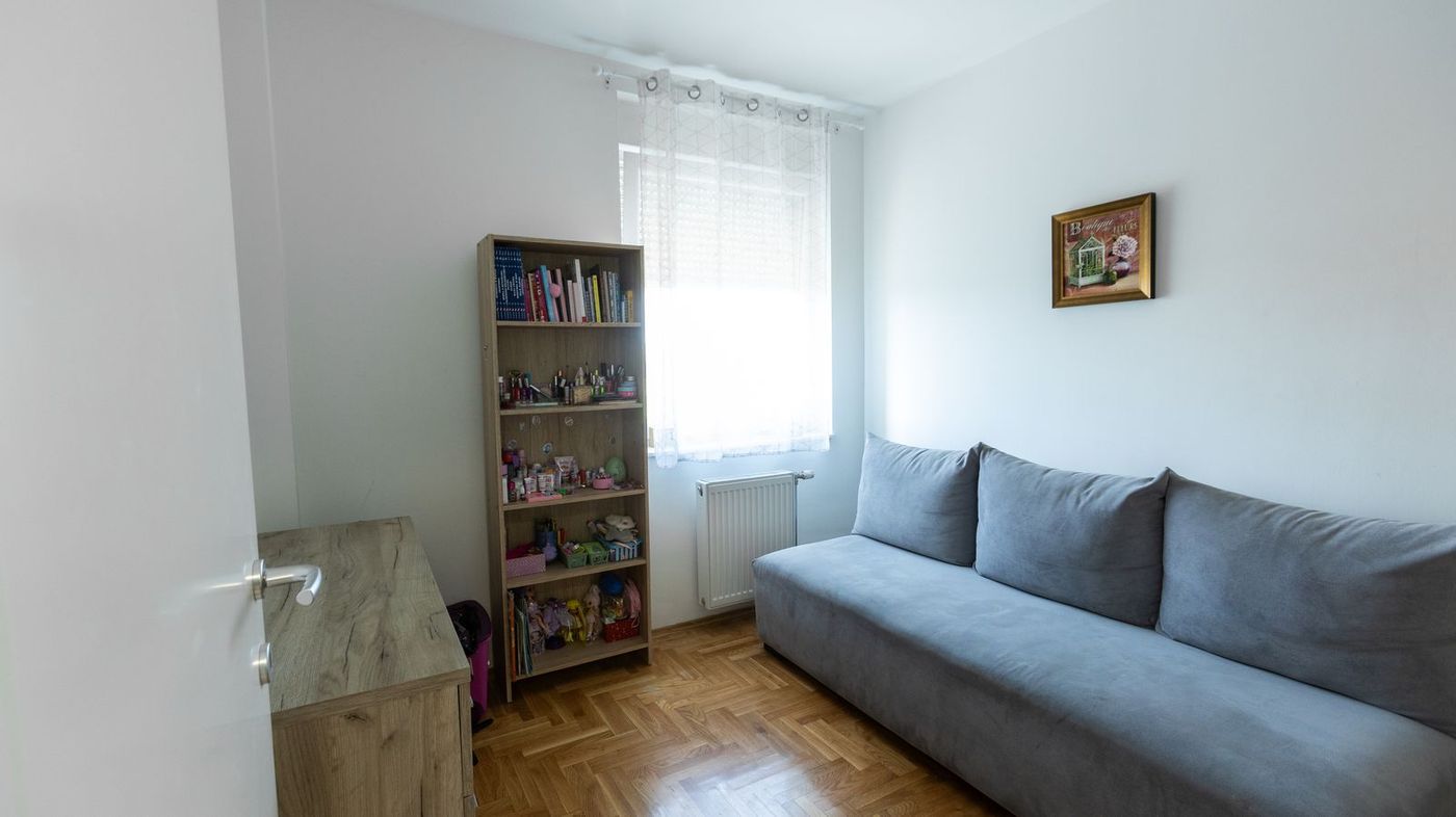 Uknjižen odličan jednoiposoban stan   namešten   062 792 583 3