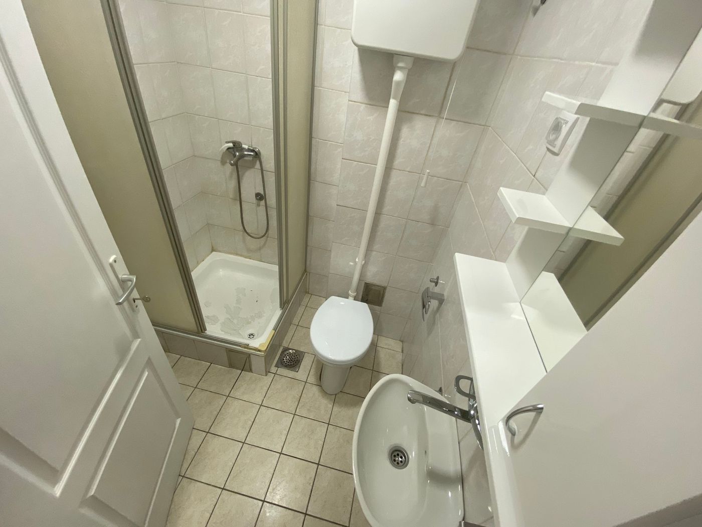 Odmah useljiva garsonjera na Socijalnom   062 792 583 5