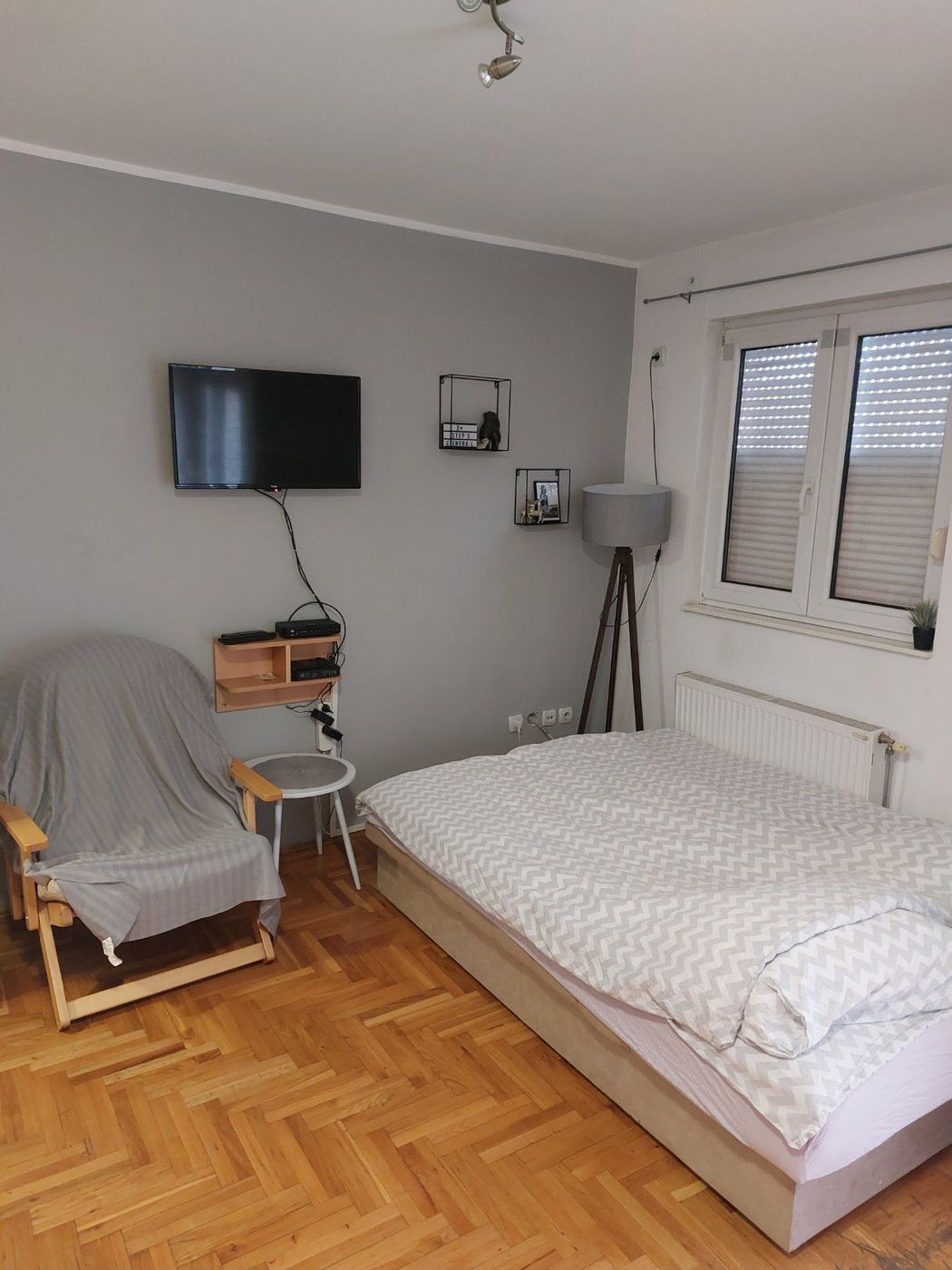 Nameštena garsonjera na top lokaciji  4