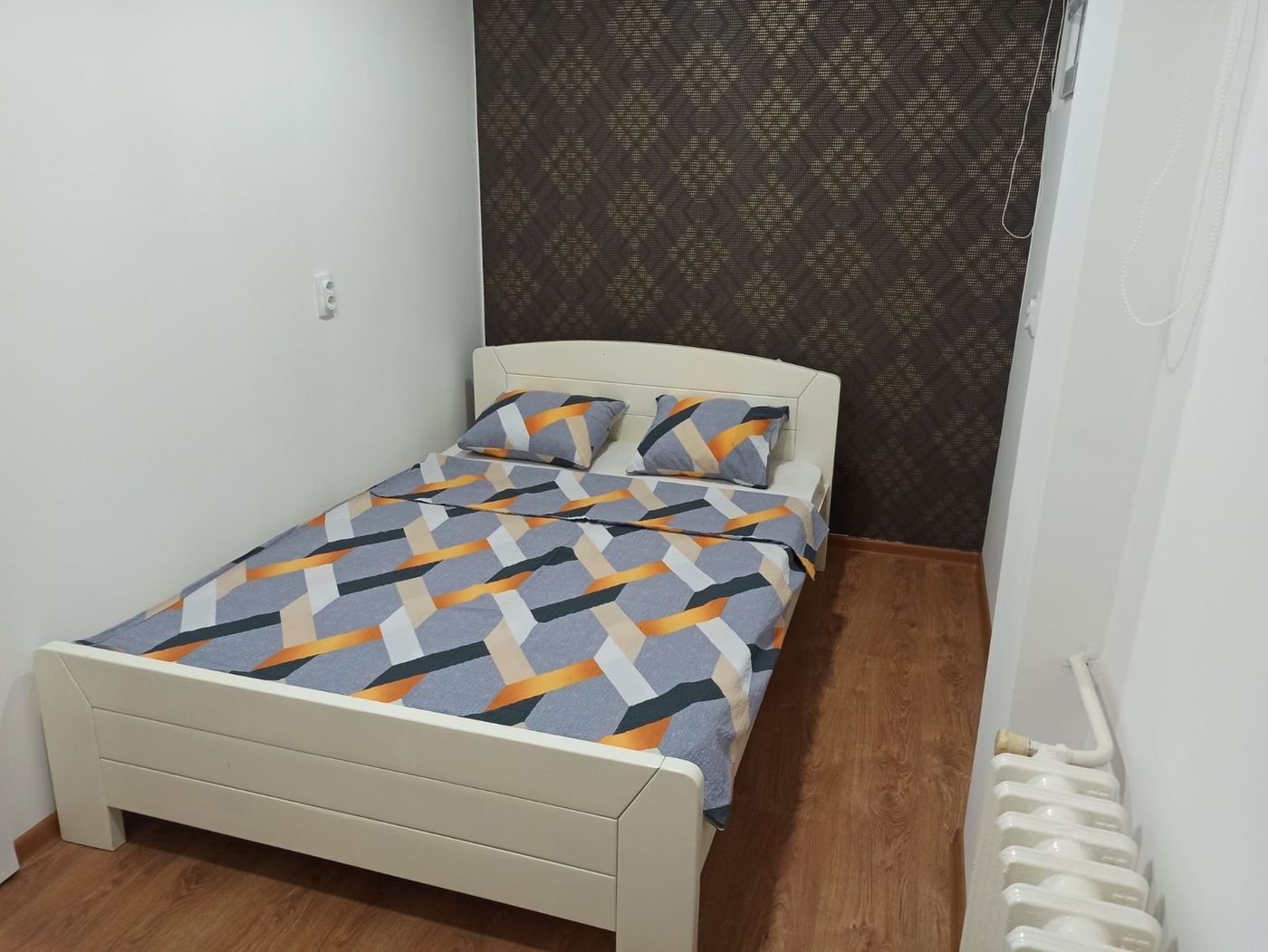 Uknjižen  renoviran i kompletno namešten jednoiposoban stan   062 792 583 3