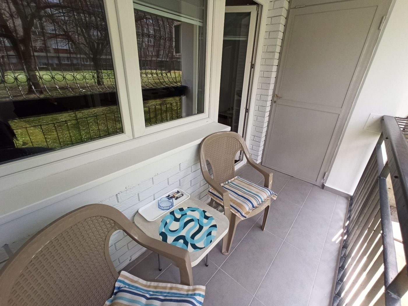 Uknjižen  renoviran i kompletno namešten jednoiposoban stan   062 792 583 4