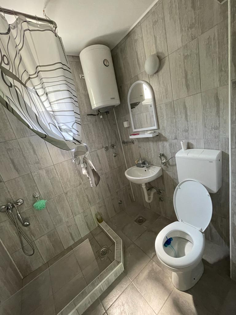 Izdajem prizemlje kuce na Ledinama 3