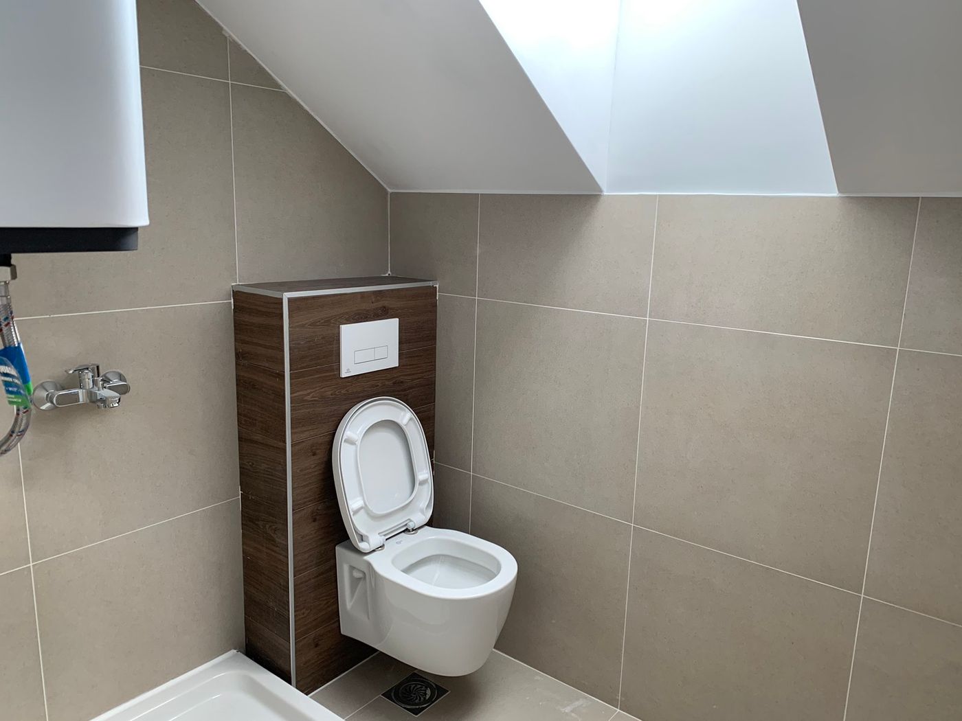 Nova zgrada  Konforna garsonjera   parking mesto 4