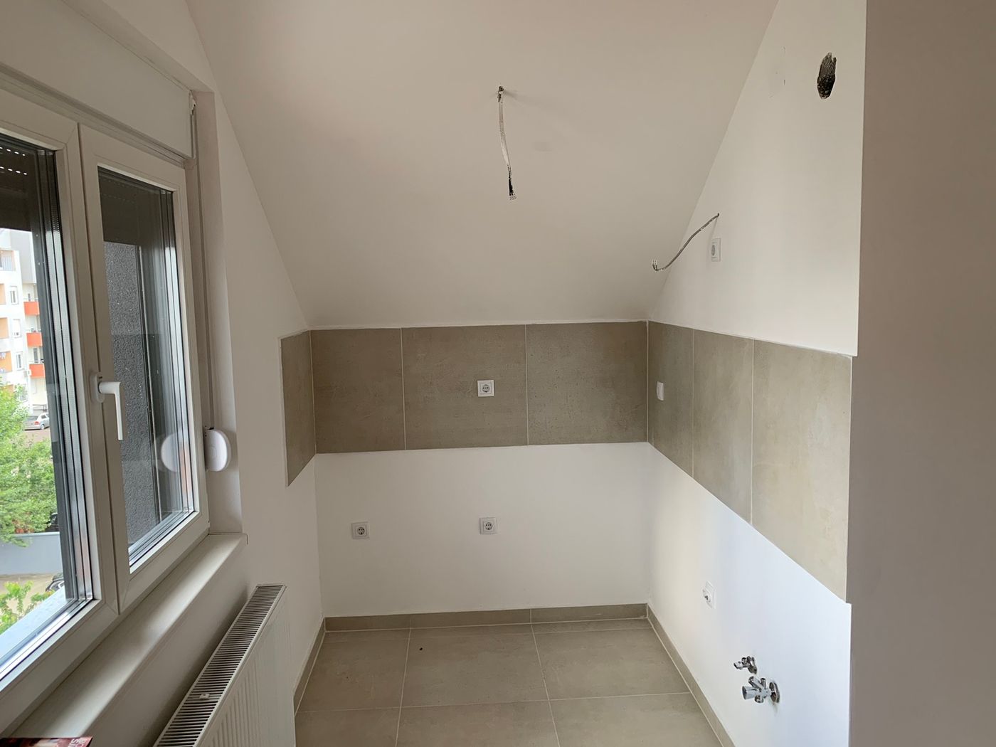 Nova zgrada  Konforna garsonjera   parking mesto 3