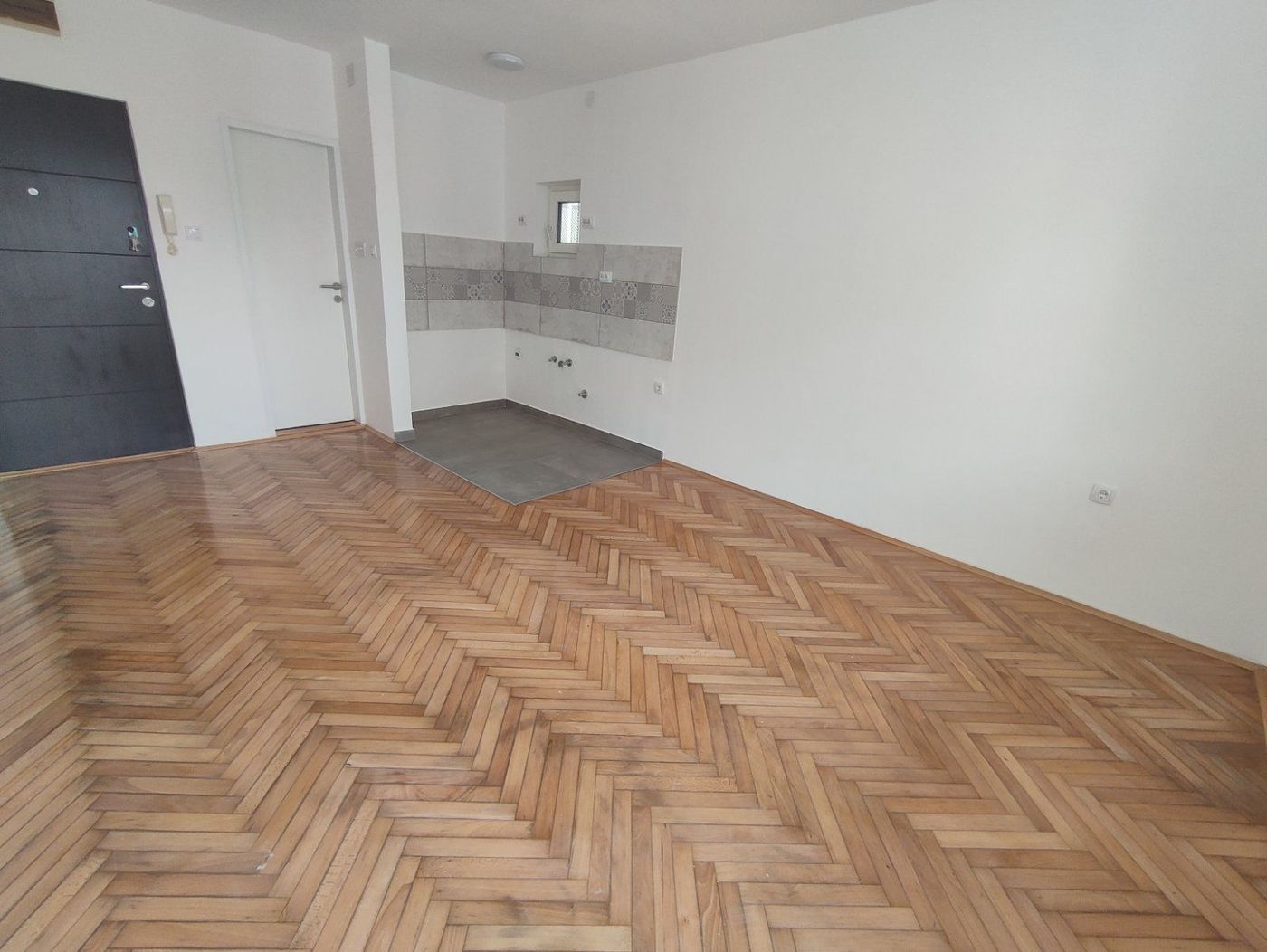 Renovirana garsonjera   useljiva 3