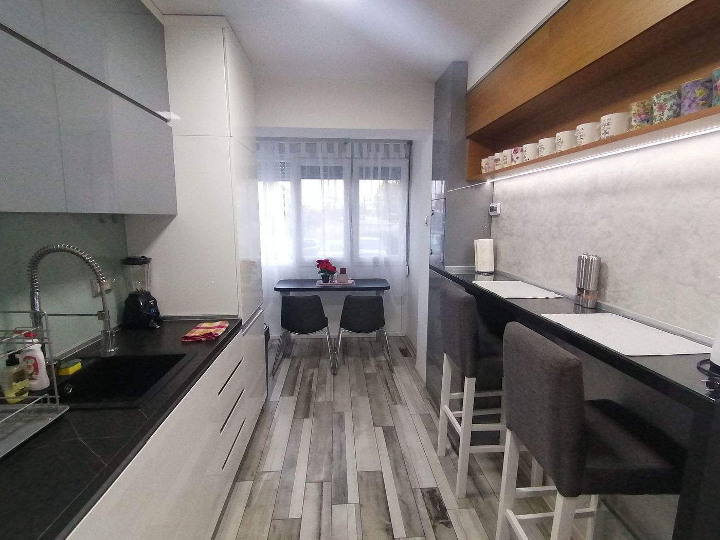 Dvosoban stan   renoviran na sjajnoj lokaciji 2