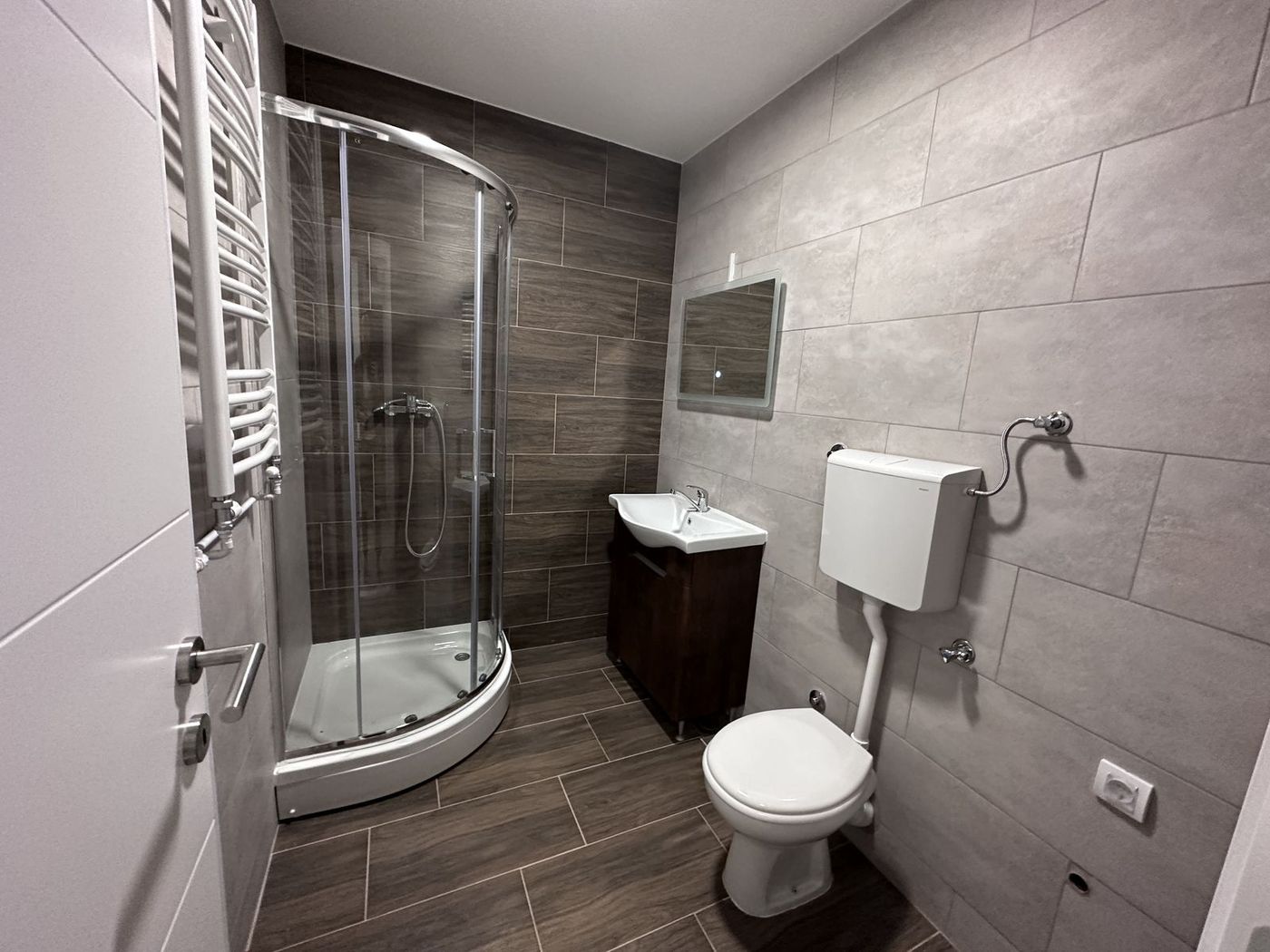 Renoviran dvosoban stan sa prelepom terasom   odmah useljiv 4