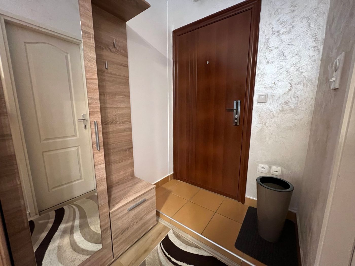 Kompletno nameštena garsonjera   odlična     4