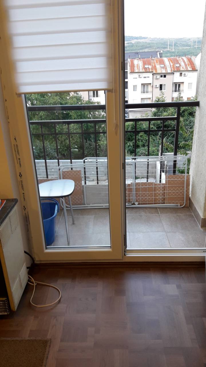 Izdajem jednoiposoban stan  Jovanke Radakovic  Mirjevo 5