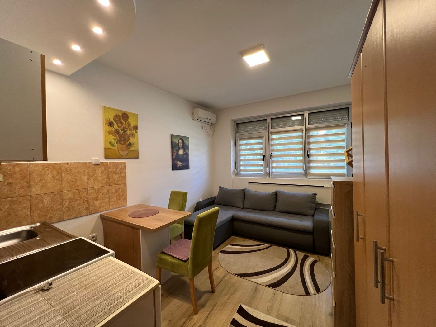 Kompletno nameštena garsonjera   odlična     2