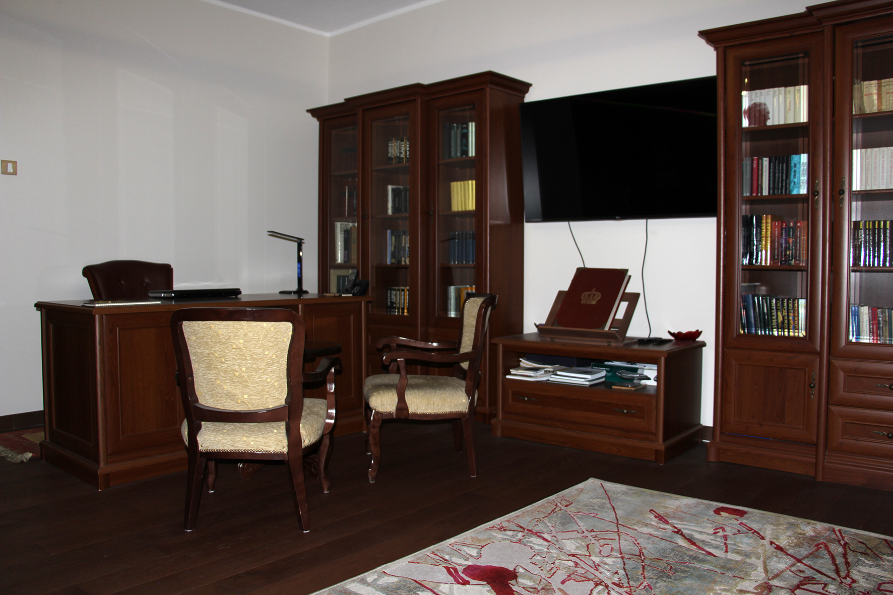 Luksuzno sređen polusalonski stan u strogom centru 5