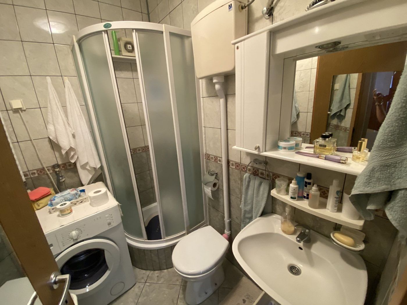 Jednoiposoban stan bez ulaganja   nije fiksno  4