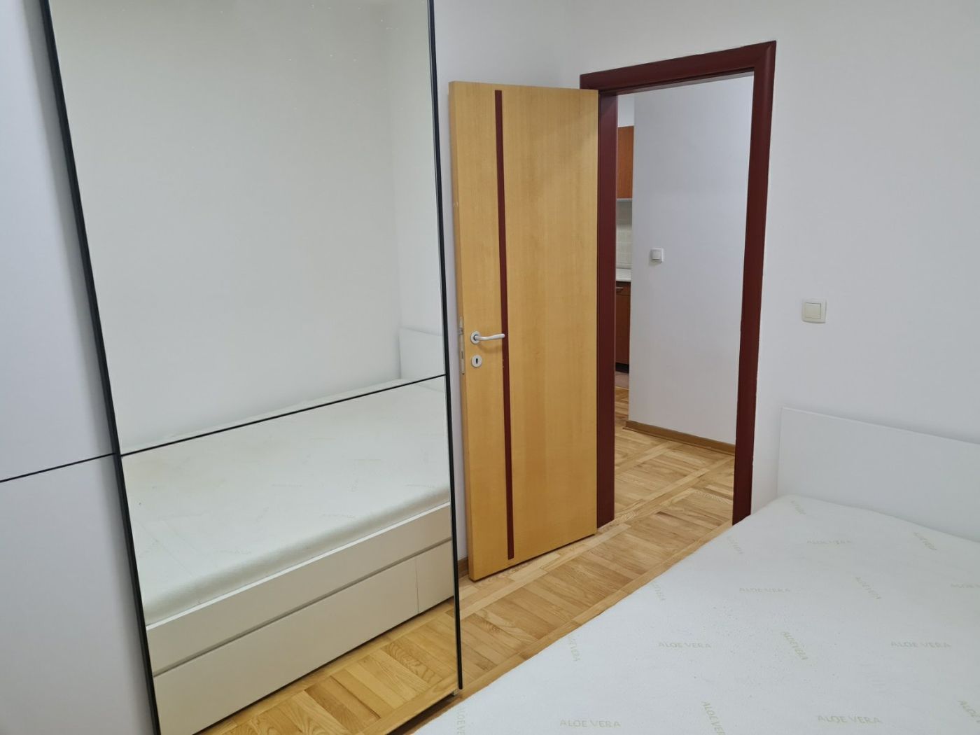 Nova Detelinara  namešten  parking u dvorištu 3