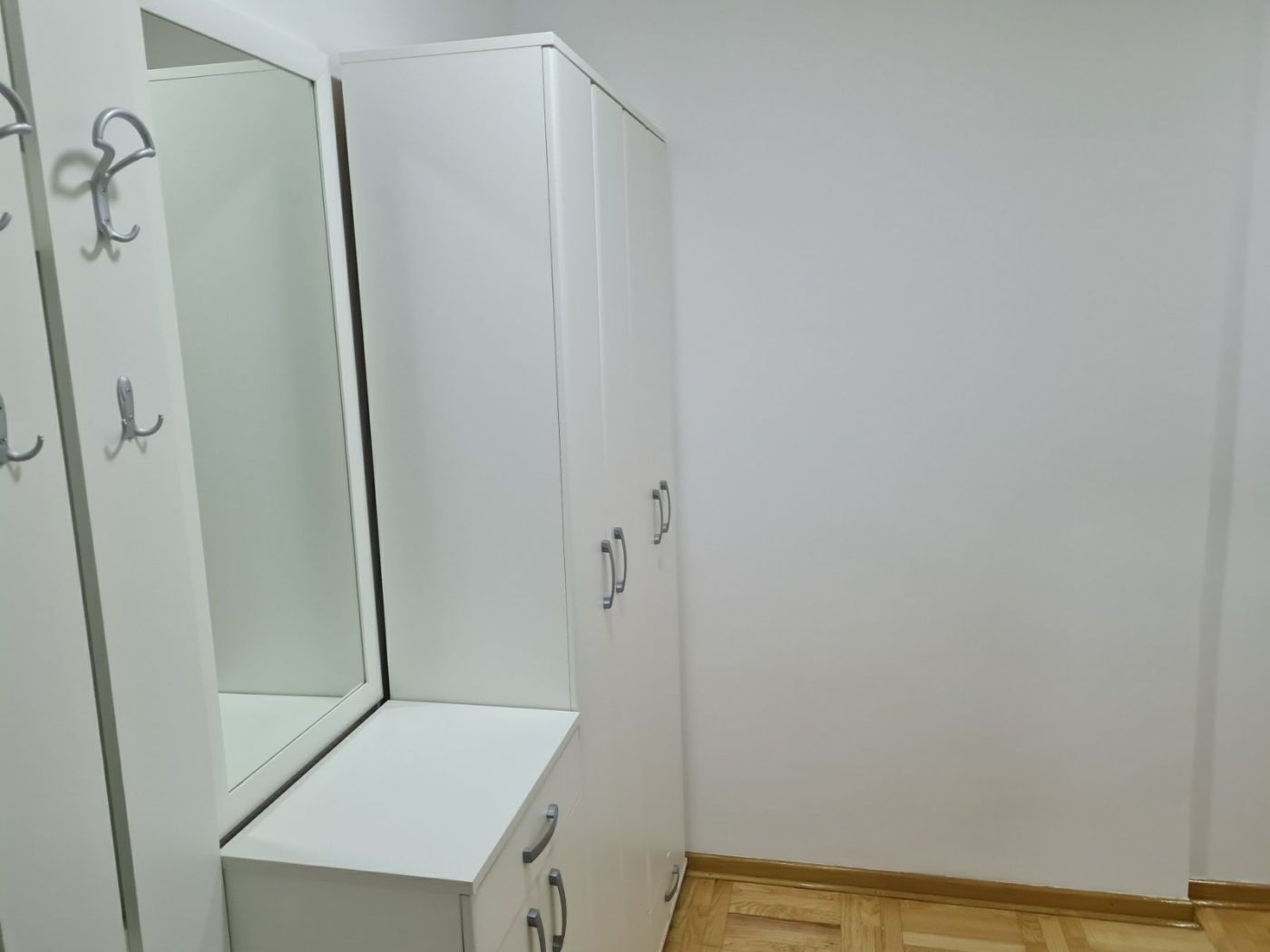 Nova Detelinara  namešten  parking u dvorištu 4