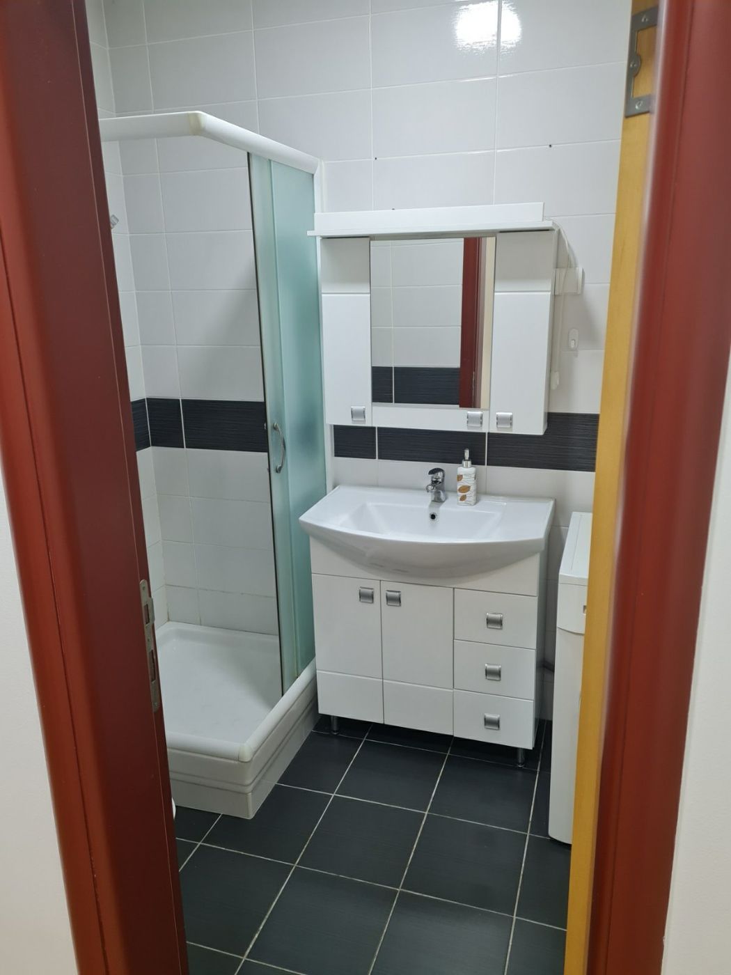 Nova Detelinara  namešten  parking u dvorištu 5