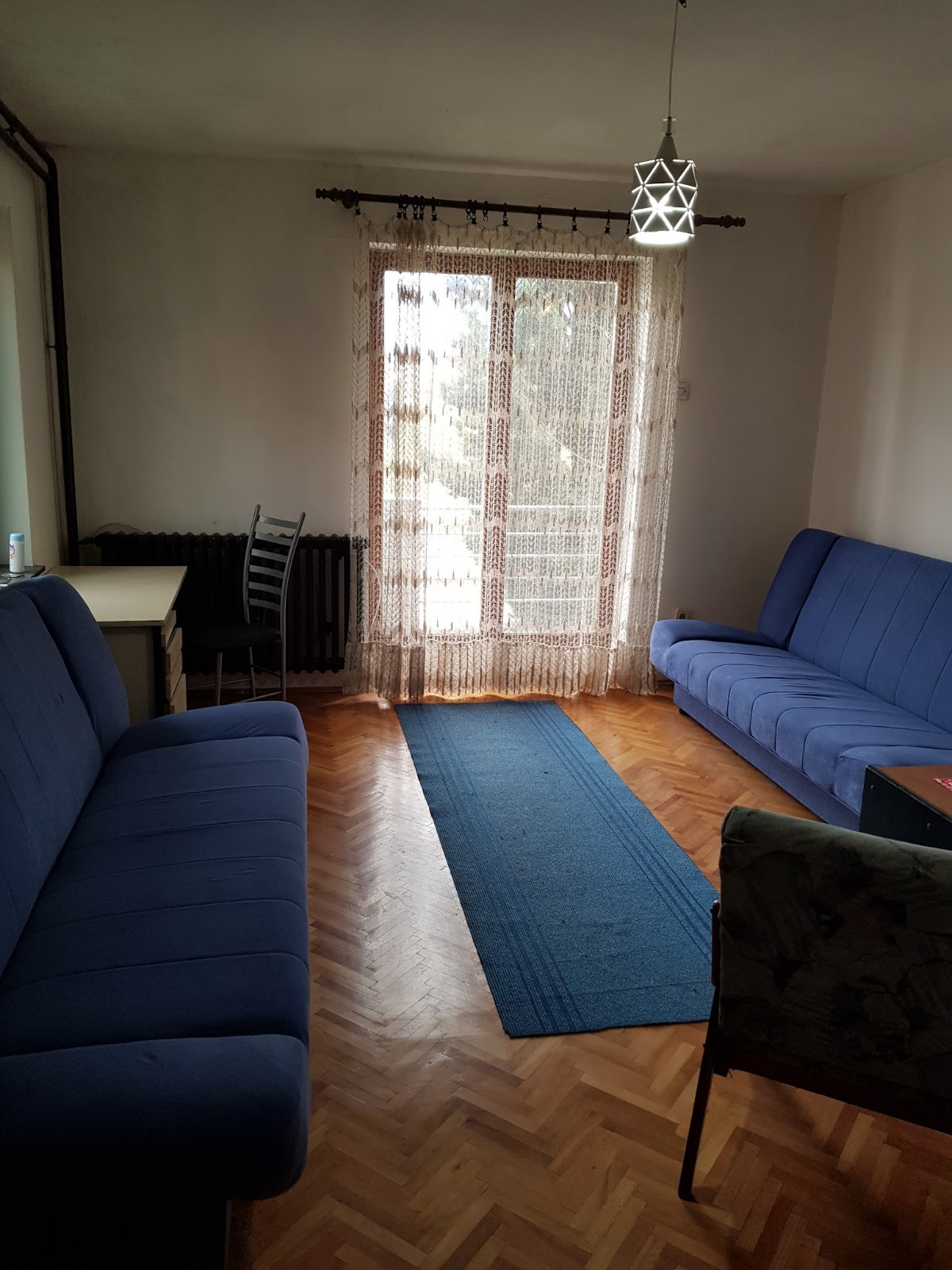 Za studente  dve sobe  dve terase  poseban ulaz  blizu farmaceutskog fakulteta 3