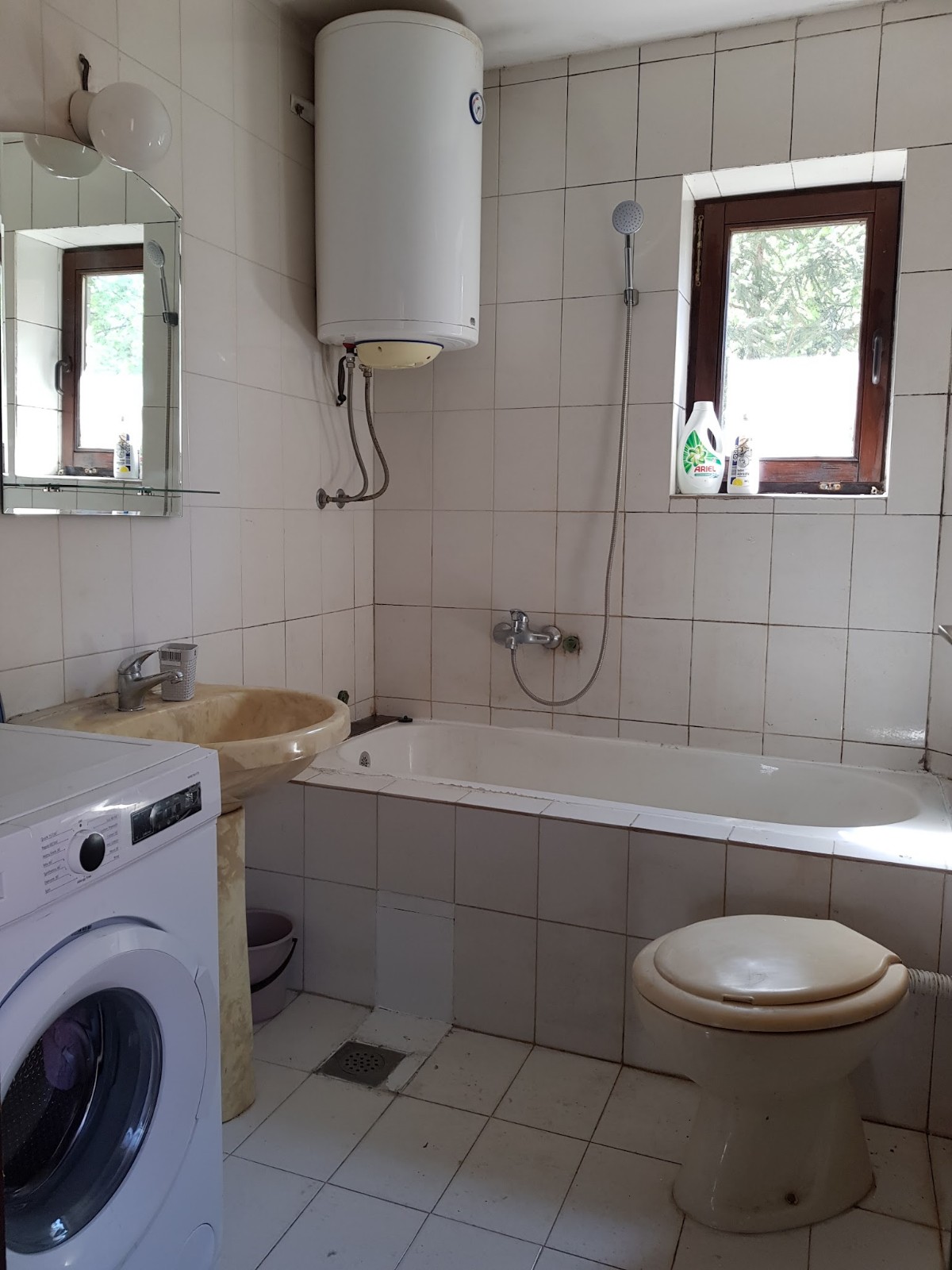 Za studente  dve sobe  dve terase  poseban ulaz  blizu farmaceutskog fakulteta 4