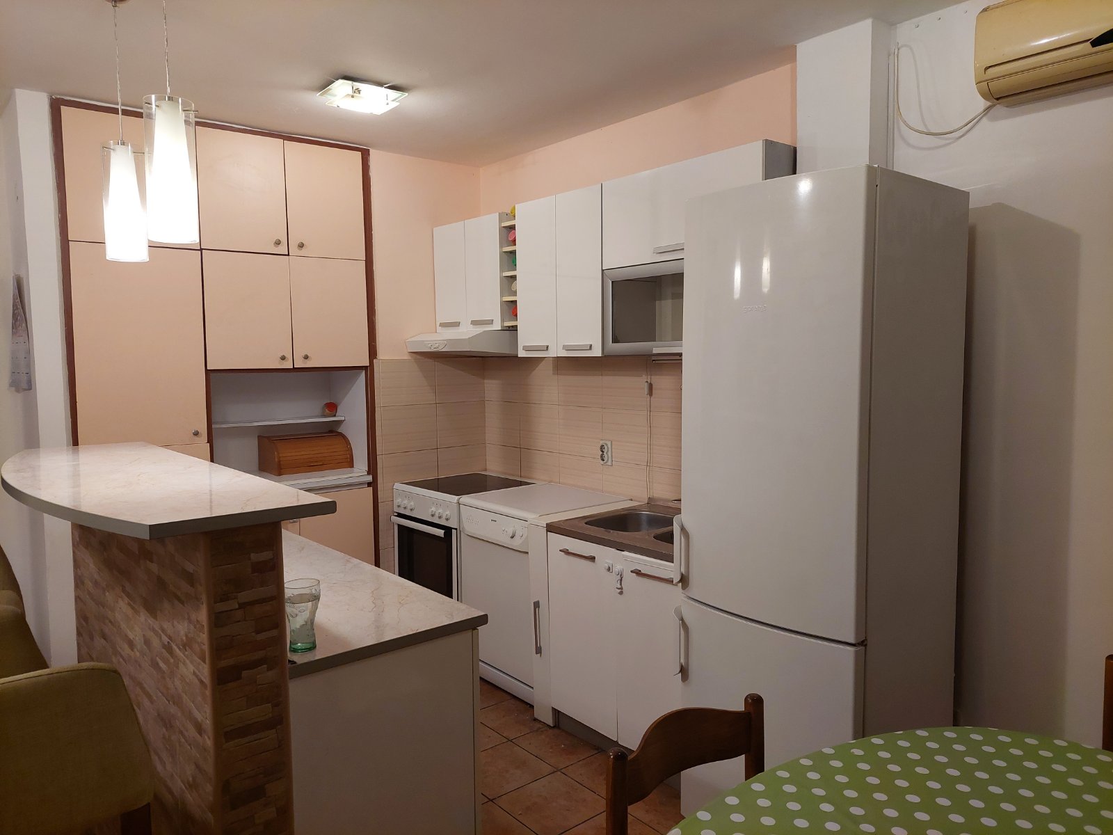 Bul  Zorana Đinđića   Studentska   Odlična lokacija    1