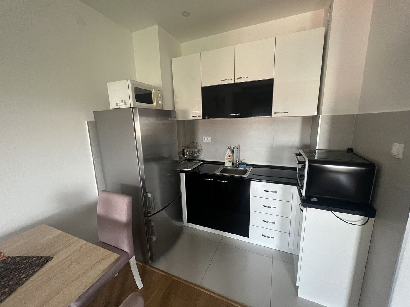 Retko u ponudi   nameštena garsonjera u  Kraljevom Parku  3