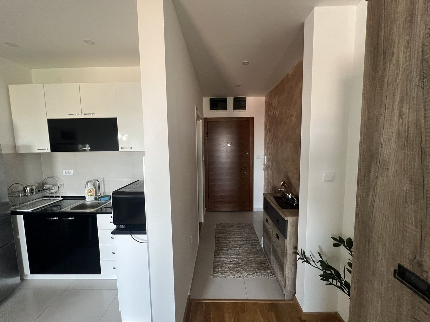 Retko u ponudi   nameštena garsonjera u  Kraljevom Parku  4