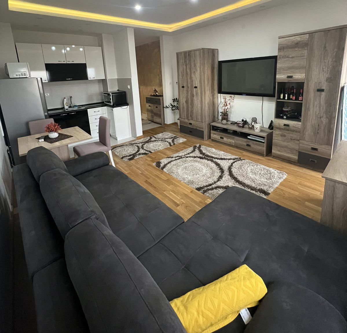 Retko u ponudi   nameštena garsonjera u  Kraljevom Parku  2