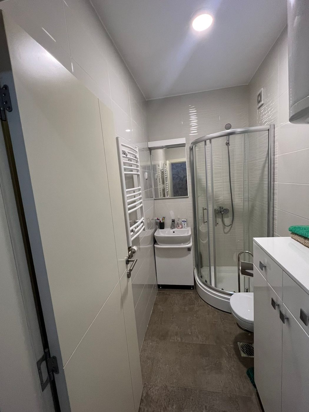 Retko u ponudi   nameštena garsonjera u  Kraljevom Parku  5