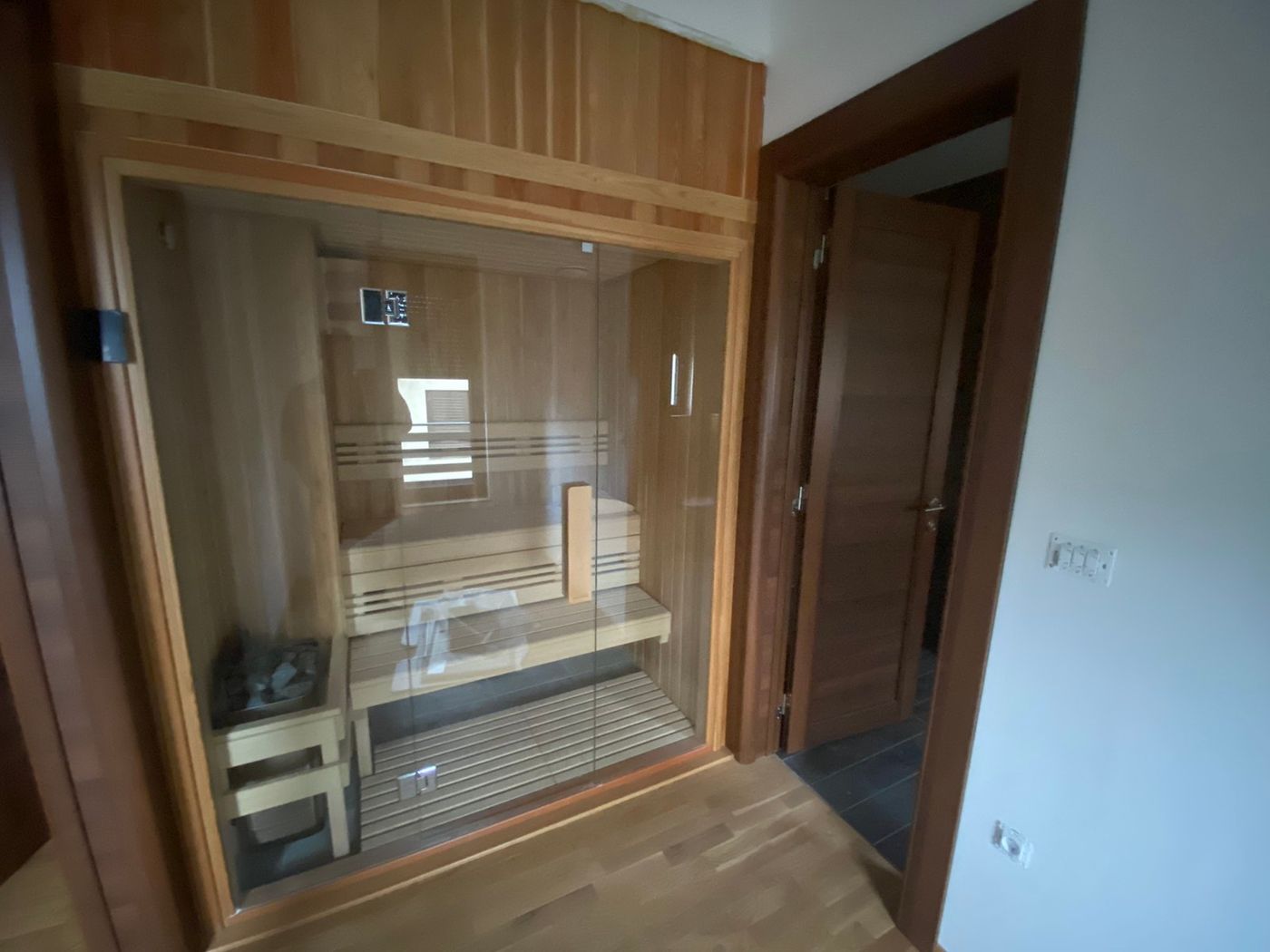 Petosoban LUX stan   2 garažna mesta 5