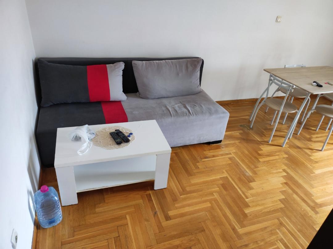 Lep  funkcionalan stan sa natkrivenim parking mestom 1