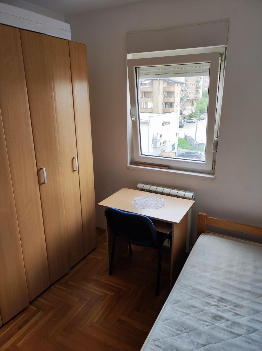 Lep  funkcionalan stan sa natkrivenim parking mestom 4