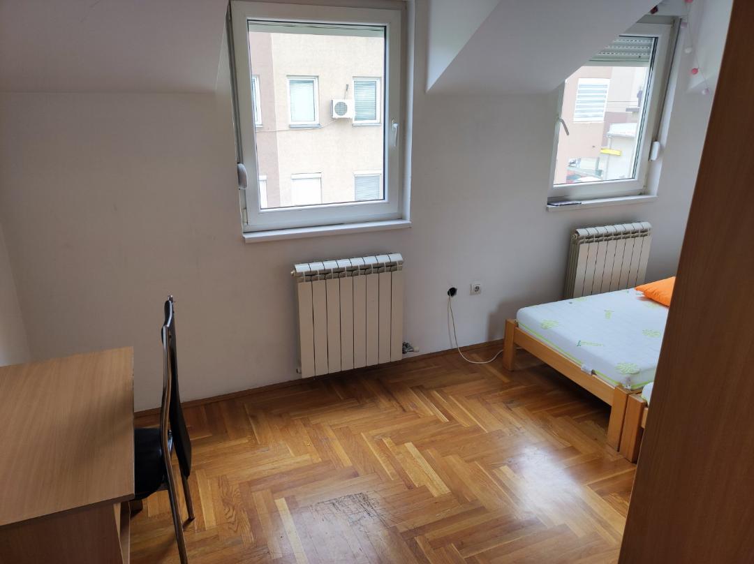 Lep  funkcionalan stan sa natkrivenim parking mestom 5