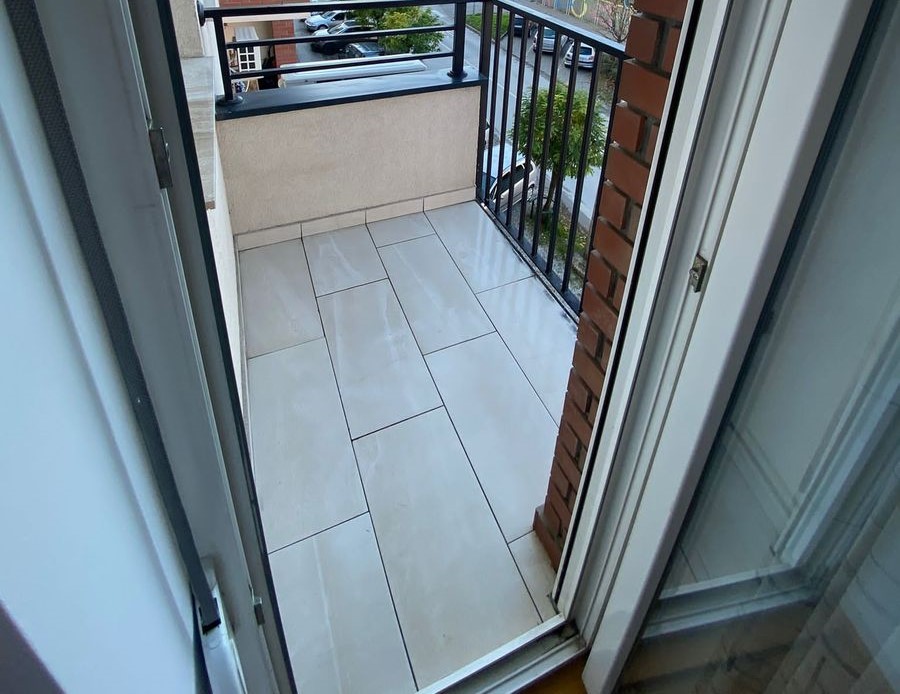 Nov  kompletno namešten   lux dvosoban stan   062 792 583 4