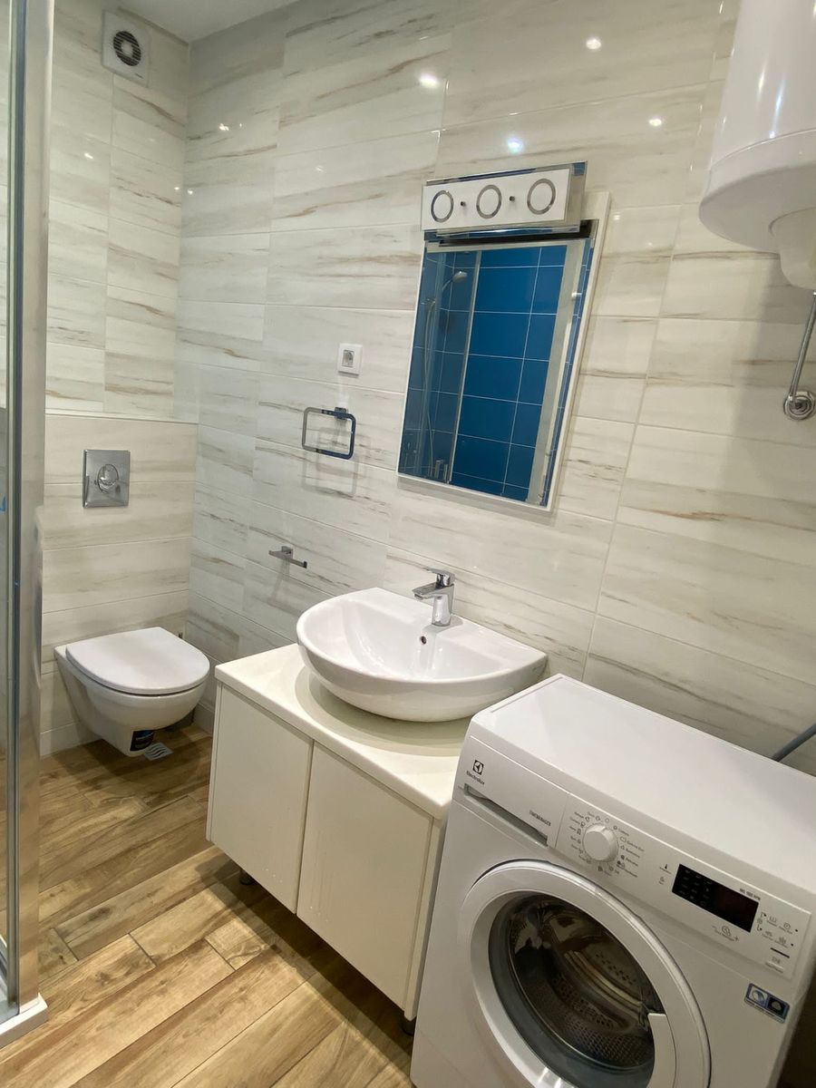 Nov  kompletno namešten   lux dvosoban stan   062 792 583 3