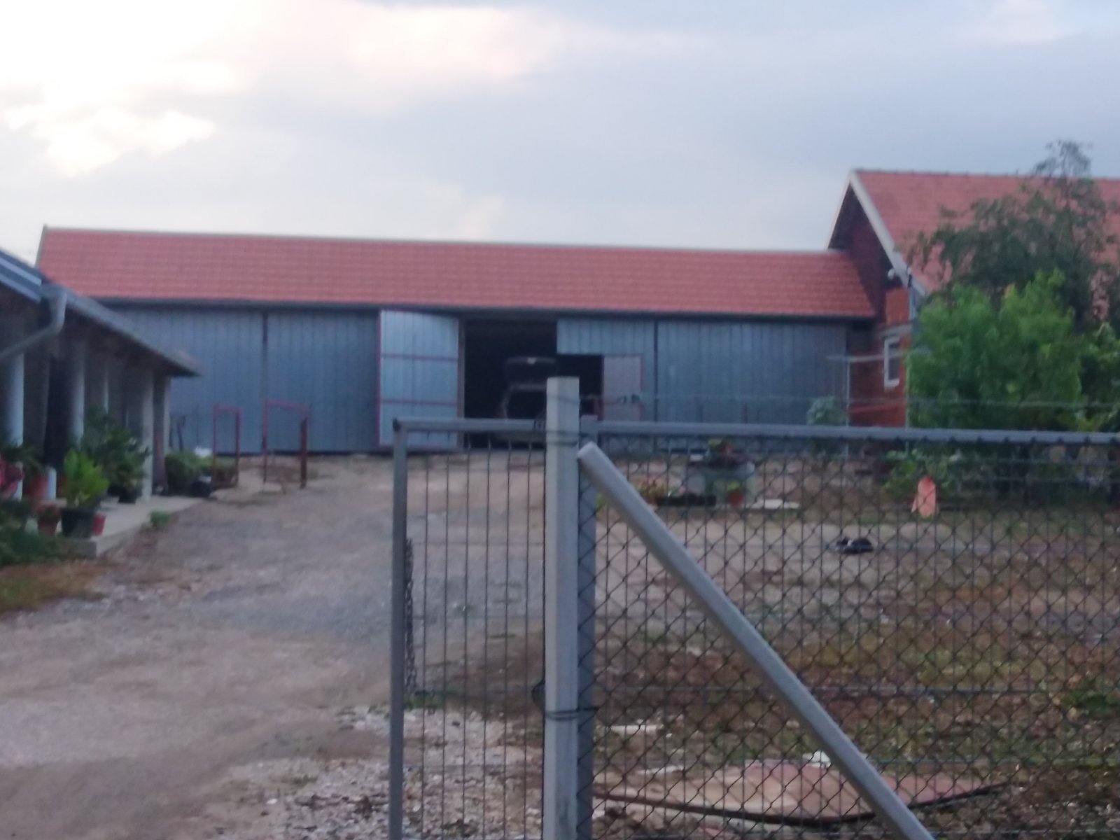 Prodajem kucu sa poslovnim prostorom 2