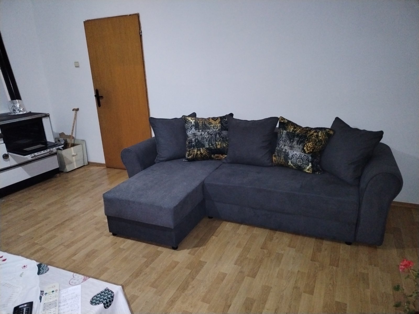 Prodajem kucu sa poslovnim prostorom 4