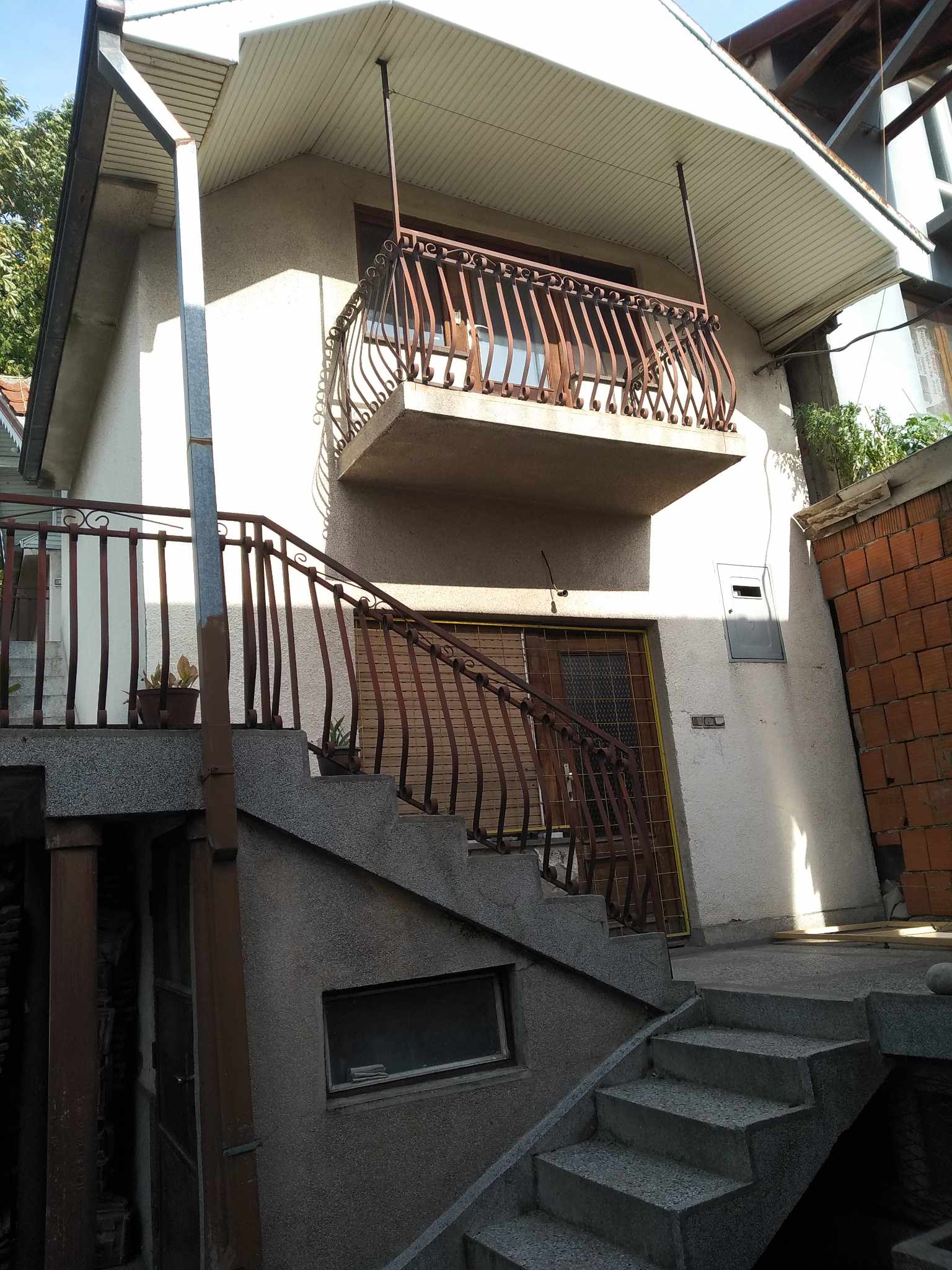 Prodajem odmah useljiv poslovno stambeni prostor u sirem centru Pirota  pocetak Nove Male  3