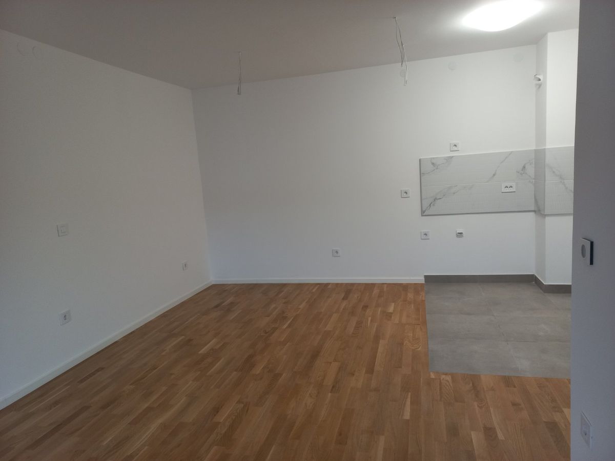 Nov  neuseljavan trosoban stan   sjajan raspored   2