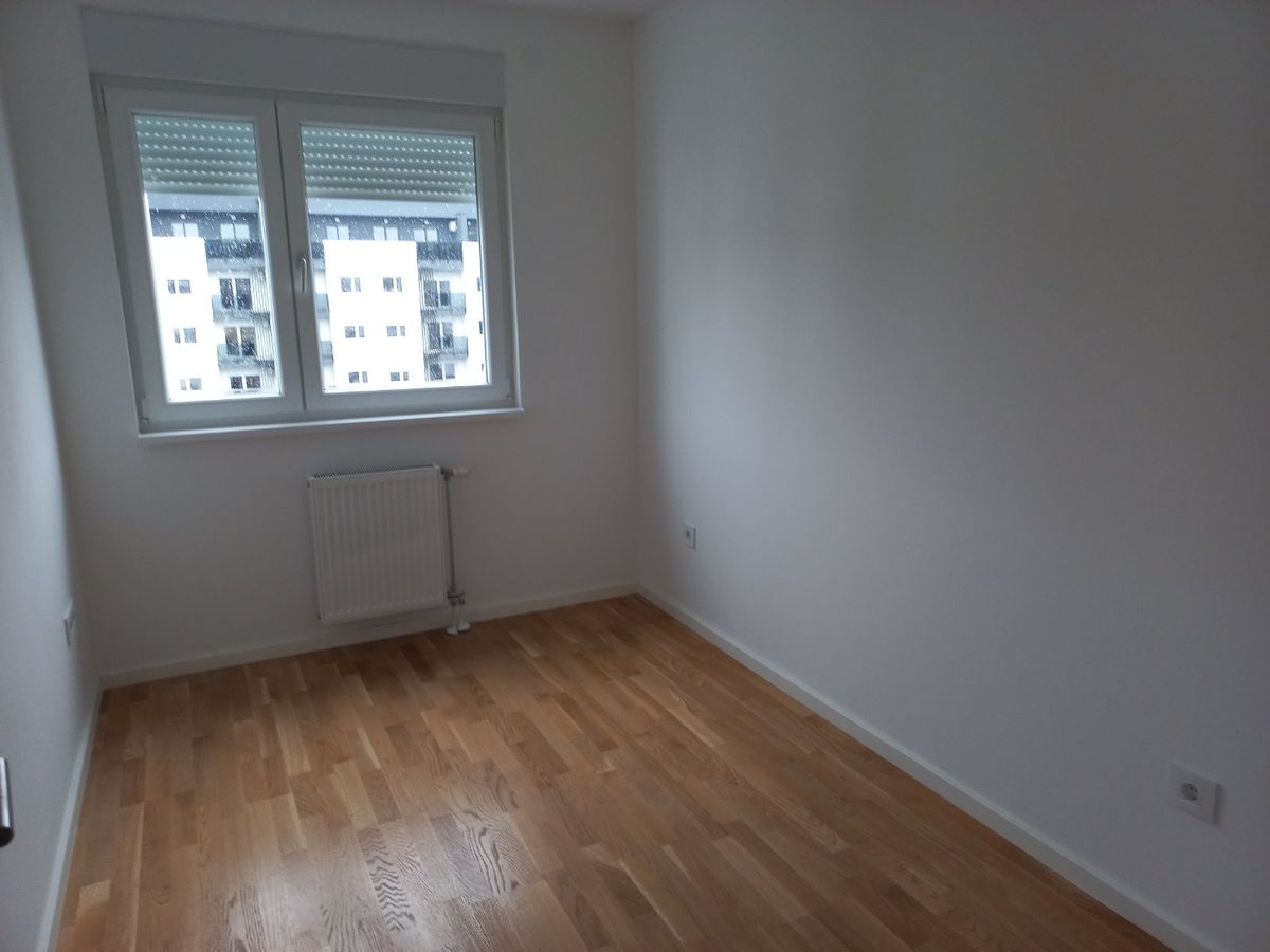 Nov  neuseljavan trosoban stan   sjajan raspored   3