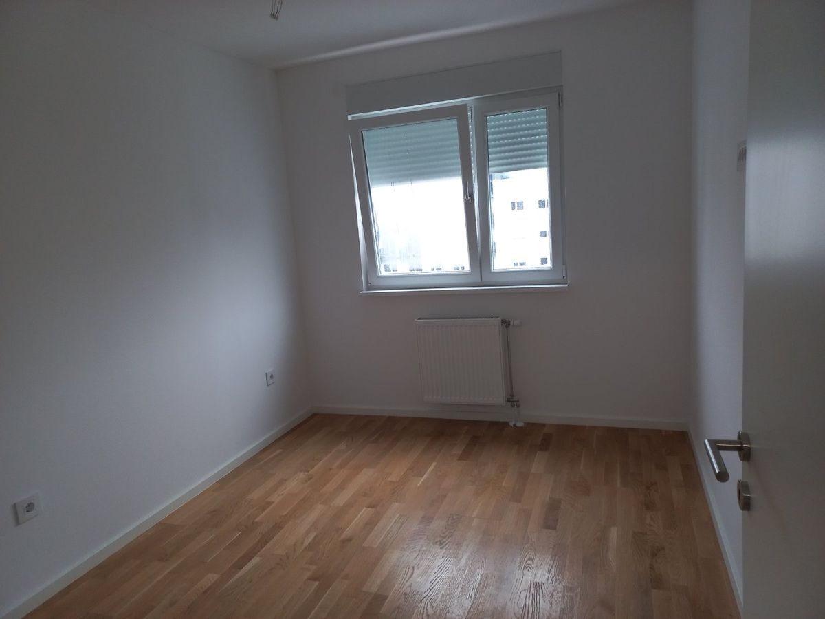 Nov  neuseljavan trosoban stan   sjajan raspored   4